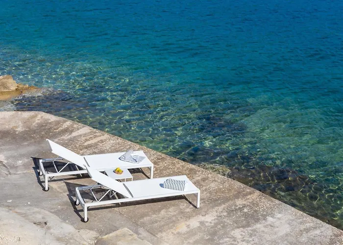 Luxury Seafront White Sparkle Brac With Heated Pool Villa *