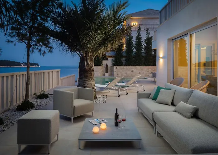 Luxury Seafront White Sparkle Brac With Heated Pool Villa *