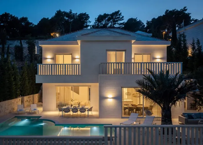 Villa Luxury Seafront White Sparkle Brac With Heated Pool