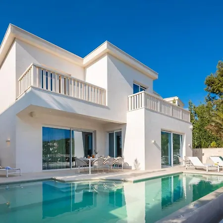 Luxury Seafront White Sparkle Brac With Heated Pool Villa