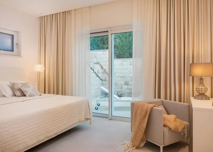 Luxury Seafront White Sparkle Brac With Pool Villa *