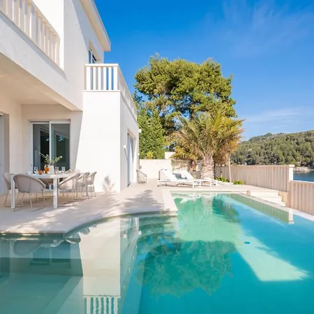 Villa Luxury Seafront White Sparkle Brac With Heated Pool