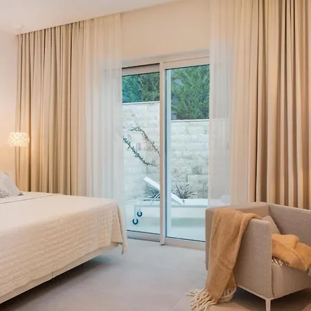 Luxury Seafront White Sparkle Brac With Heated Pool Villa *