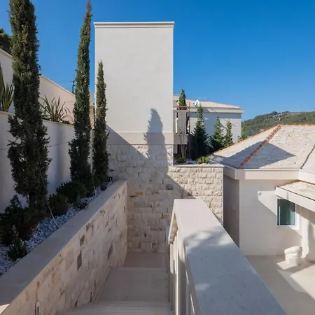 Villa Luxury Seafront White Sparkle Brac With Heated Pool *