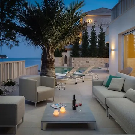 Luxury Seafront White Sparkle Brac With Heated Pool Villa *